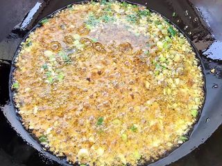 10、全面详解麻辣干拌面,锅中热油，先放蒜末、姜末，葱段爆香，再下香菇末一起翻炒。