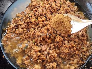 13、全面详解麻辣干拌面,花椒粉半勺、慢慢翻炒把肥肉里的油逼出来。