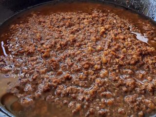 14、全面详解麻辣干拌面,来一碗清水（莫过肉臊表面就好）小火慢慢炖煮1个小时。随之香气扑鼻而来，一碗色正味浓的肉臊做好。