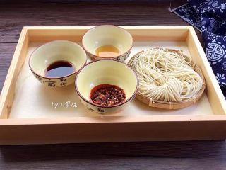 15、全面详解麻辣干拌面,准备干拌面的调料。图片是大部分调料的合影图，有新鲜湿面300克、辣椒油、酱油、陈醋、鸡精、花椒粉、炸花生、葱段、香菜、黄瓜丝、蒜末、芝麻油。