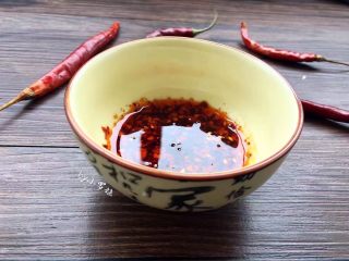 17、全面详解麻辣干拌面,准备一个小碗，以调制一碗面量（酱油2茶匙、醋1茶匙、辣椒油1茶匙、鸡精1/3茶匙、芝麻油1茶匙、盐少量、（可以按照个人喜好，放入猪油一勺）。