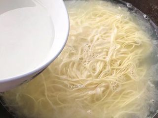 18、全面详解麻辣干拌面,锅中烧水，添加一点盐、水开后放面条，用筷子慢慢打散面条，煮几分钟看到面条表明透明，添加一小碗凉水继续煮至水开就可以了。ps:水里添加盐和凉水使得面更筋道！