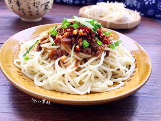 19、全面详解麻辣干拌面,黄瓜丝焯水，炸花生去外皮拍碎，面捞放碗里，先舀两勺带油的肉臊，淋上调制的酱料、撒上黄瓜丝、花生碎、蒜末、葱段、香菜与面拌匀，一碗香气诱人干拌面就做好了！