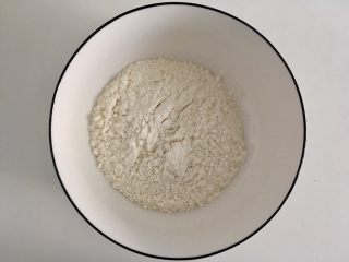 2、减肥版香蕉可丽饼,另准备个大碗放80g低筋面粉,无需过筛