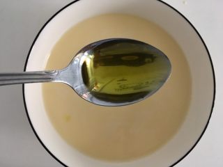 8、减肥版香蕉可丽饼,大概就是8分满的匙,将油倒入饼糊