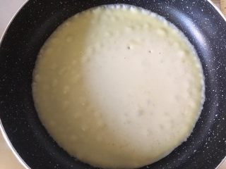 12、减肥版香蕉可丽饼,边缘熟了饼面起泡,表面微有凝固就可以了,这个时间很短