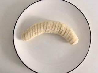 16、减肥版香蕉可丽饼,香蕉切片