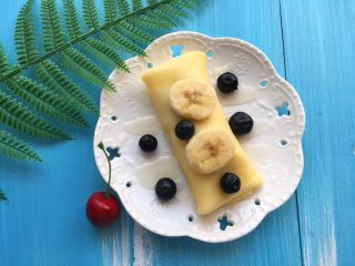 19、减肥版香蕉可丽饼,在包好的饼上放点香蕉片和蓝莓点缀撒上蜂蜜~超甜蜜的