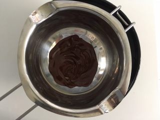 23、减肥版香蕉可丽饼,黑巧克力用45度水(手触略微有点烫)隔水融化。(可可含量75%左右的黑巧克力,非但不会胖还有减肥的效果,当然请注意热量,每天不超过30g我们这里用的还不足10g放心吧,当然你也可以不吃,因为蜂蜜的已经非常好吃啦哈哈)