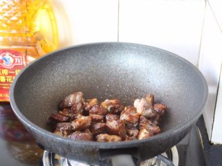 10、糖醋排骨～上海本帮菜,放入炸过的肋排，中火快速翻炒肋排上色。