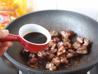 11、糖醋排骨～上海本帮菜,烹入镇江香醋，翻炒1～2分钟。