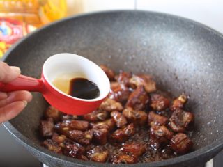 12、糖醋排骨～上海本帮菜,接着倒入生抽，翻炒1～2分钟。