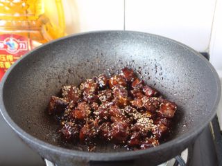 14、糖醋排骨～上海本帮菜,喜欢芝麻的朋友可以撒些白芝麻，翻炒均匀就可以出锅啦！