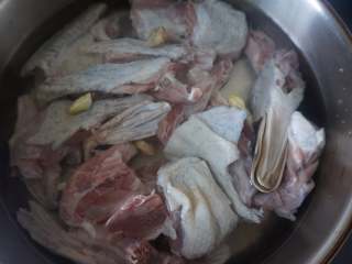 1、果香板栗烧鸭,将老鸭洗净后切块,放入生姜后汆水去除血水后再次洗净备用