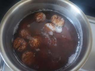 2、果香板栗烧鸭,将栗子去壳后煮熟备用