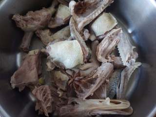 3、果香板栗烧鸭,将再次洗净后的鸭子重新放入锅中,然后放入八角,先炒出微微的香味