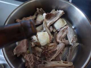 4、果香板栗烧鸭,接着倒入10ml料酒