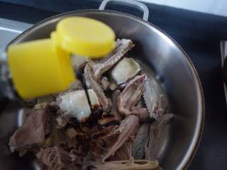 5、果香板栗烧鸭,倒入30ml老抽(我选用的是六月鲜红烧酱油)