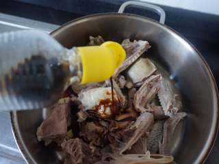 6、果香板栗烧鸭,倒入20ml生抽(我选用的六月鲜有机酱油)