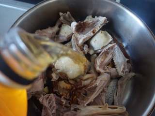 7、果香板栗烧鸭,最后倒入1L苹果汁来代替了水和糖