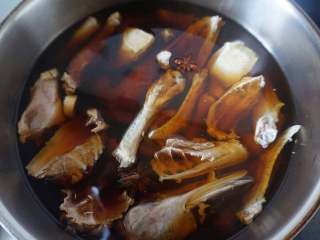 8、果香板栗烧鸭,将苹果汁盖过鸭肉即可,先开大火煮沸后转小火炖30分钟