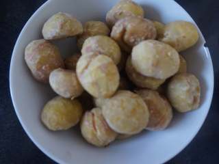 9、果香板栗烧鸭,将煮后的栗子去皮后备用