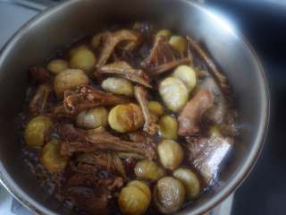 10、果香板栗烧鸭,待30分钟后鸭肉有些酥烂后,放入栗子再次煮15分钟使栗子上色