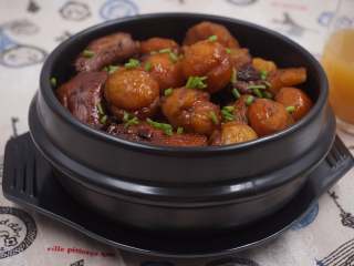 12、果香板栗烧鸭,盛入碗中,撒上一些葱花,即可上桌了,口水已经开始留下来了。