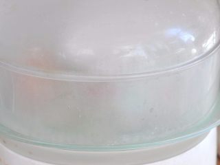 2、酱香鸡肉饭,上锅蒸25分钟。顺便再将一个鸡蛋放入,一起蒸熟。