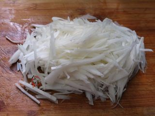 3、咸香粤式萝卜糕,白萝卜去皮切丝