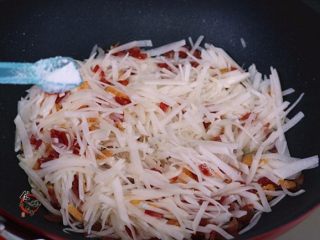 6、咸香粤式萝卜糕,调入盐拌匀，铲入大盆中