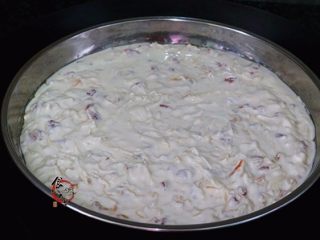 10、咸香粤式萝卜糕,倒入调好的米糊，轻轻晃动一下盆子，尽量让米糊表面平整