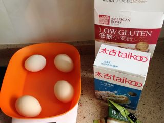 1、抹茶蛋糕卷,材料简单吧。