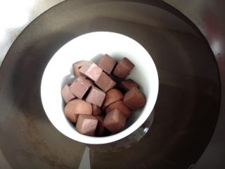 2、抹茶蛋糕卷,夹心材料：巧克力隔水加热至融化。