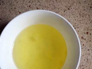 3、抹茶蛋糕卷,把鸡蛋的蛋清、蛋黄分离。这个看水平咯。水平不好用蛋清分离器。哈哈。
