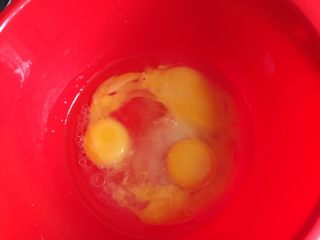 4、抹茶蛋糕卷,将水、色拉油、蛋黄、糖粉小（24g）搅拌入盆