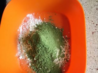 5、抹茶蛋糕卷,抹茶粉和低筋粉称重准备过筛。