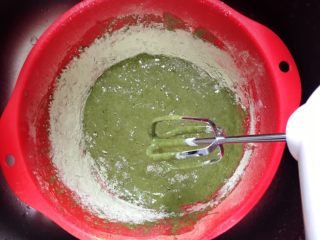 6、抹茶蛋糕卷,过筛过分3次加入盆中搅拌。本小姐懒到家了。喜欢用打蛋机搅拌。