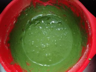 7、抹茶蛋糕卷,搅拌至糊糊。备用