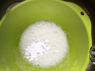 8、抹茶蛋糕卷,干净（绝对无油无水不然肯定失败！）的盆中加入蛋白。打蛋机高速（答应我最快档好么）打发至大量鱼泡泡状后加入三分之一糖分大（48g）。继续高速打发。