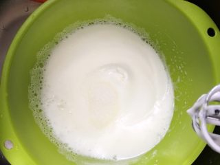 9、抹茶蛋糕卷,每次看到别的教程说打发蛋白直接放成果图我就生气了！所以我是良心老师哦。过程中蛋白是这样变化滴。如果不是！恭喜你。再仔细洗次盆然后再来吧。