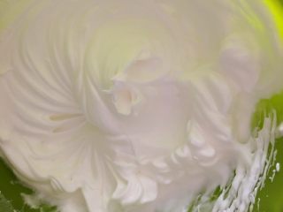 10、抹茶蛋糕卷,逐步加入剩下的糖粉。打发至硬性发泡。什么是硬性？看图！