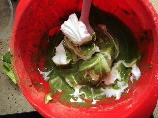 11、抹茶蛋糕卷,取三分之一打发好的蛋白加入前面的蛋黄糊糊盆。搅拌。搅拌动作很关键！是炒菜样的动作好么！不会炒菜叫老妈帮你搅拌吧。不要打圈。会消泡。