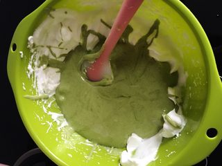 12、抹茶蛋糕卷,“炒菜”结束后把料子加入蛋白盆。继续“炒菜。”