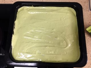 13、抹茶蛋糕卷,原谅我跳步了。这里要先准备膜具盘。上面铺上油纸。四周抹上黄油放粘。然后倒上刚刚炒好的糊糊。抹至表面平整。这个是外露的面。做的美一点！