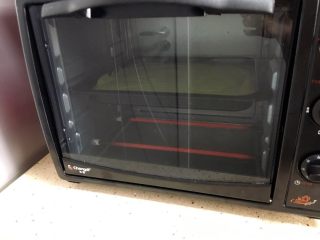 14、抹茶蛋糕卷,烤盘170摄氏度预热后。加入蛋糕。烤制15分钟。