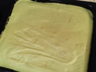 15、抹茶蛋糕卷,结束。由于不同的烤箱可能有点差异。建议用牙签扎一下。可干净拔出即可。