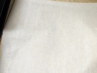 16、抹茶蛋糕卷,烤茄上铺上油纸。