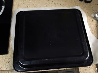 17、抹茶蛋糕卷,烤好的蛋糕倒扣。等2-3分钟。掀开就可以啦。