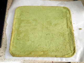 18、抹茶蛋糕卷,掀开是这样滴。这之前要把酱料准备好。我准备的是巧克力酱。已经隔水化开。